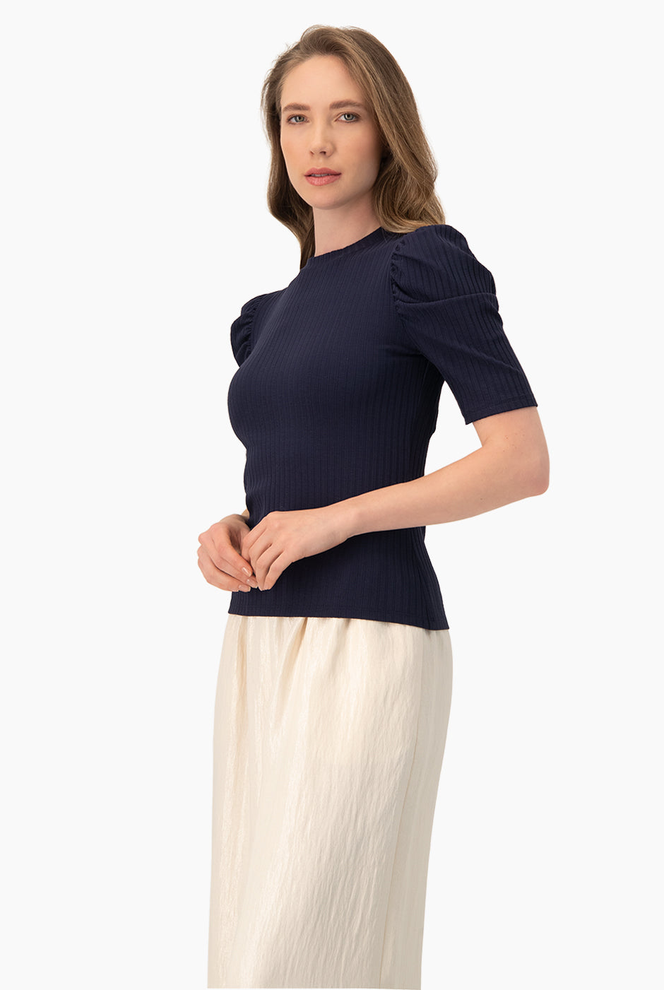 Blusa azul marino con hombro abullonado y manga corta