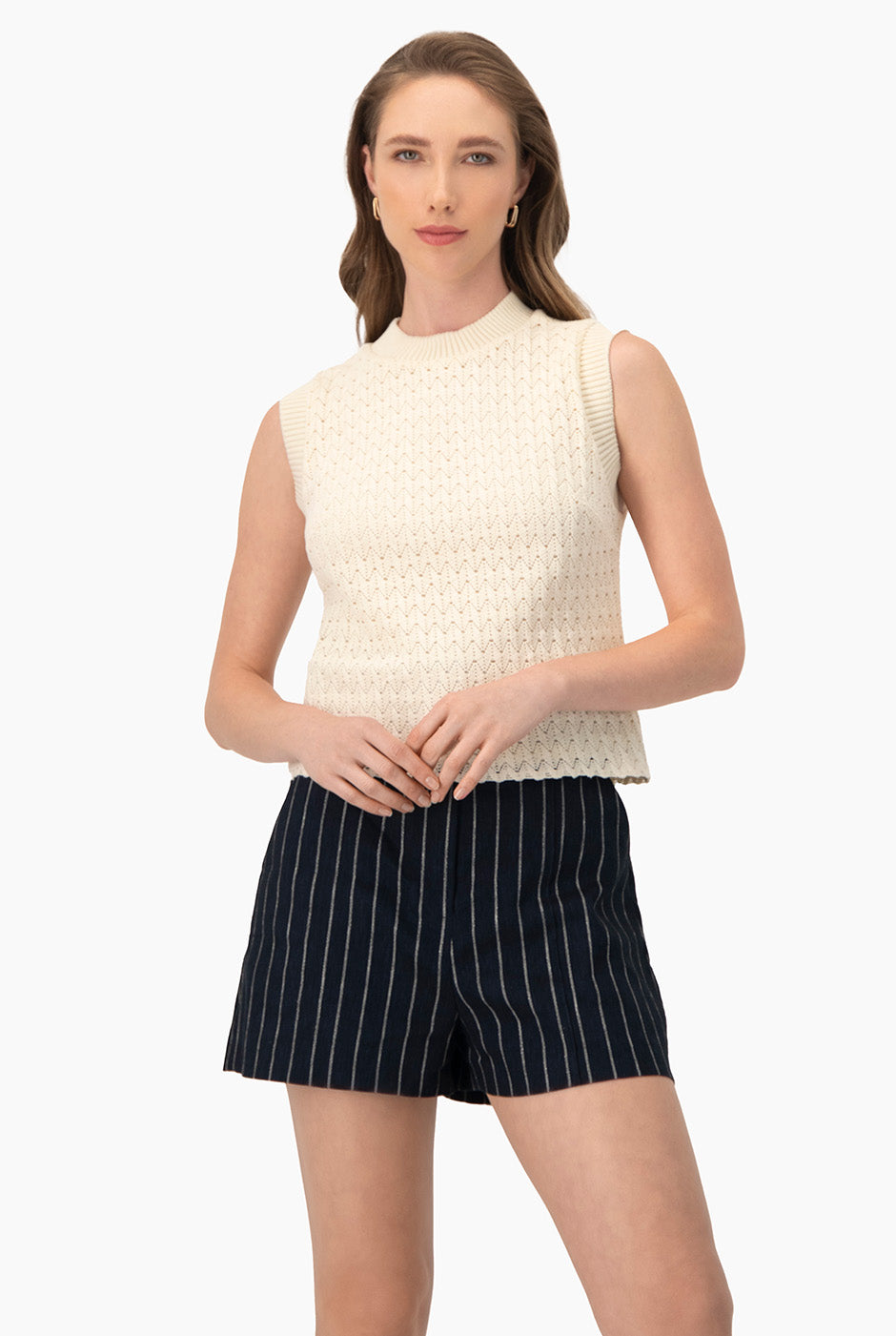 Top tejido recto sin mangas de algodón con patrón zigzag, color natural.