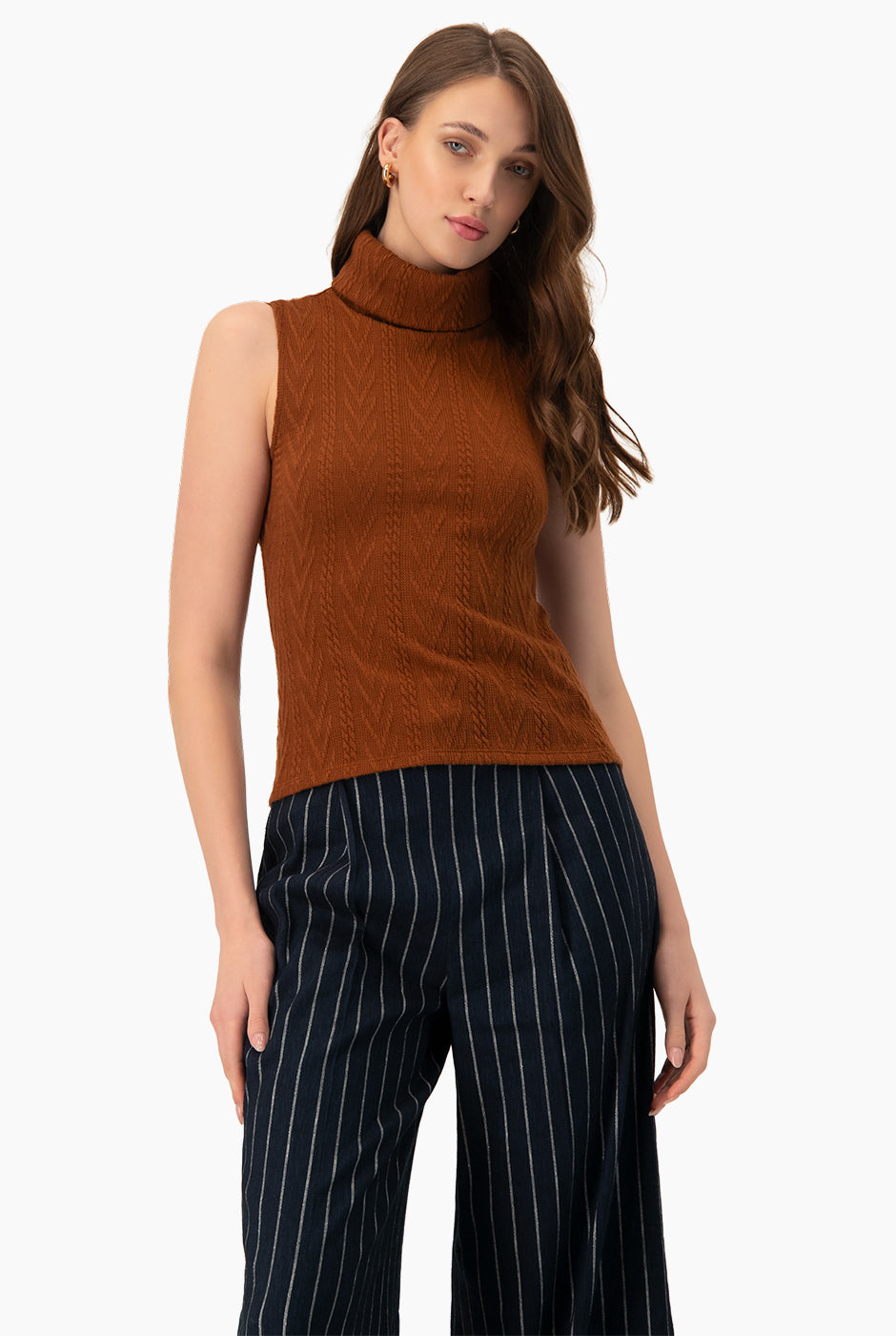 Top recto tejido café sin mangas, cuello alto