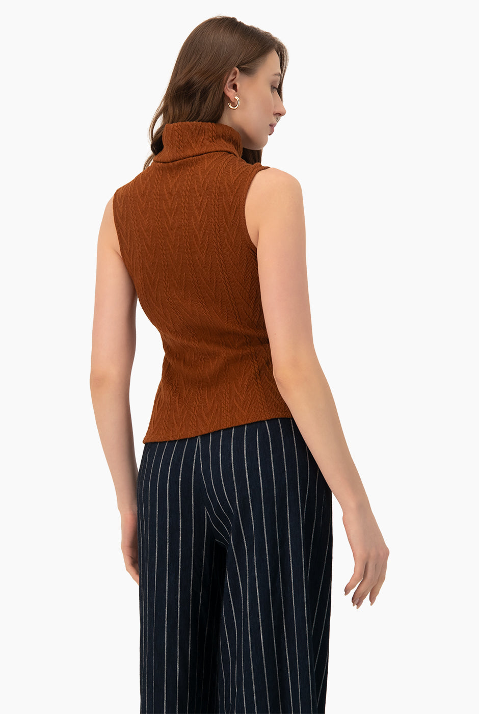 Top recto tejido café sin mangas, cuello alto