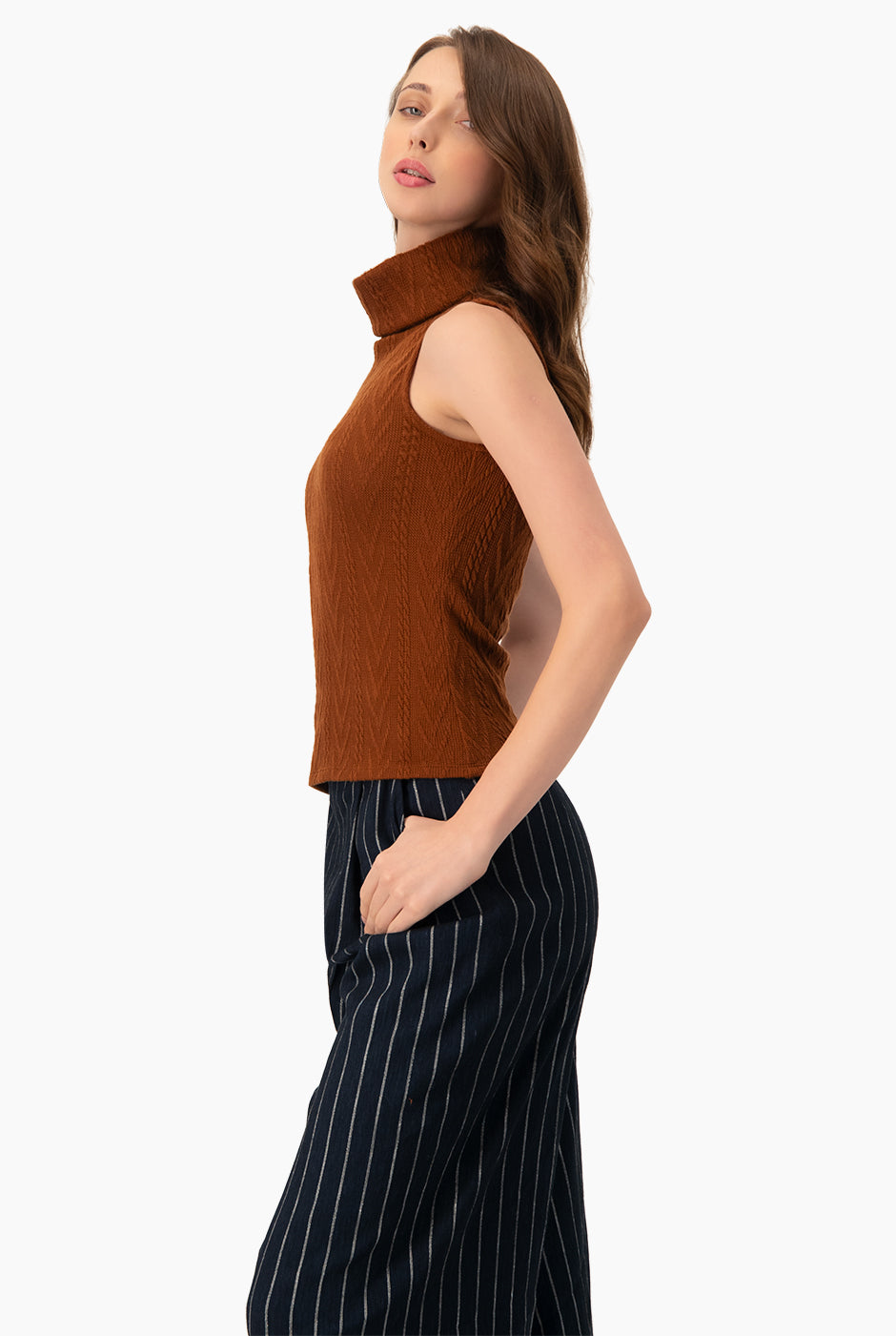 Top recto tejido café sin mangas, cuello alto