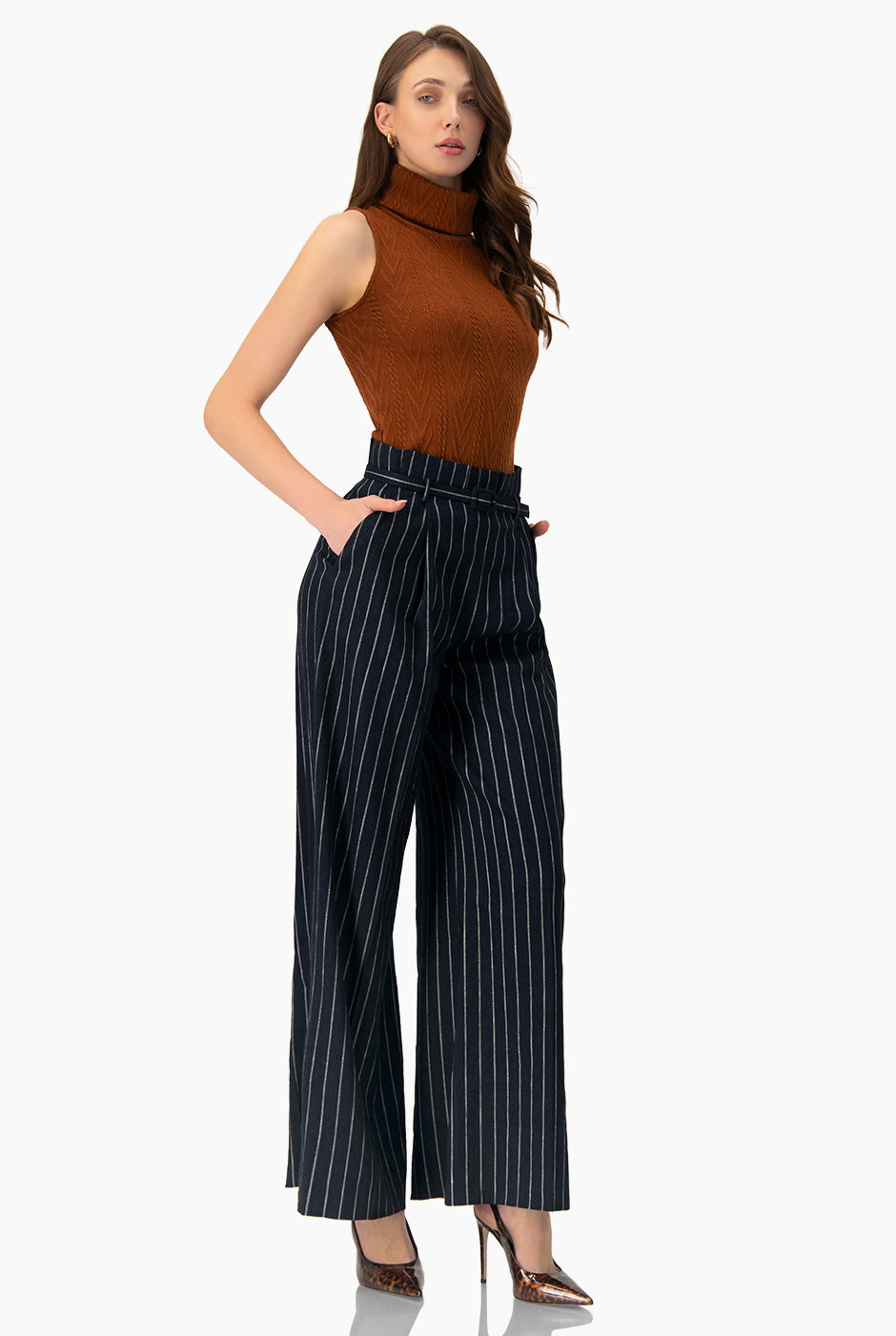 Top recto tejido café sin mangas, cuello alto