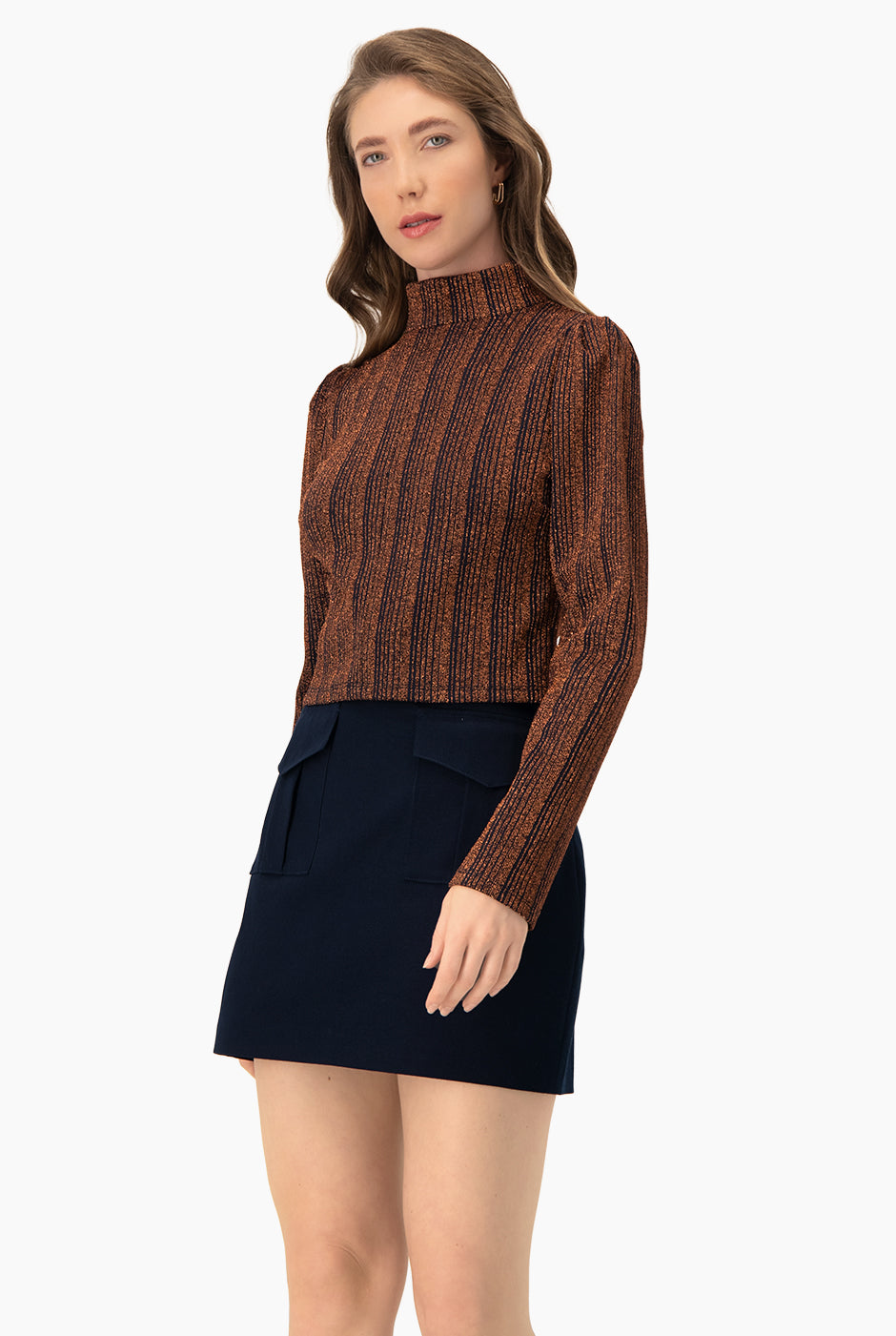 Top corto azul marino con cuello alto y manga larga