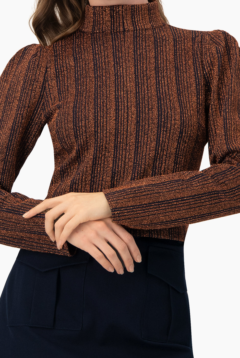 Top corto azul marino con cuello alto y manga larga