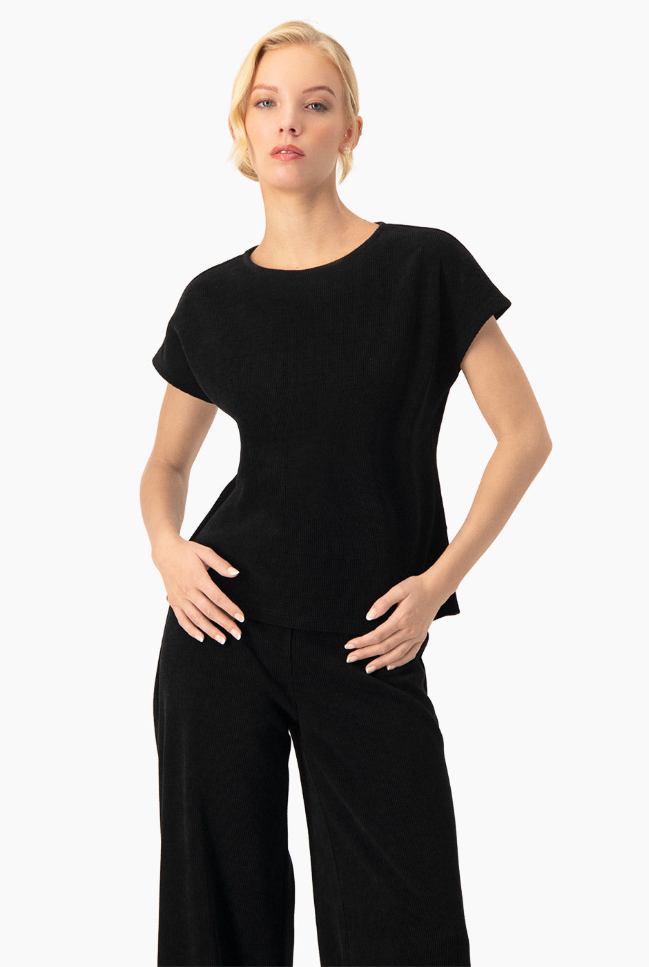 Blusa negra de hombro caído sin mangas