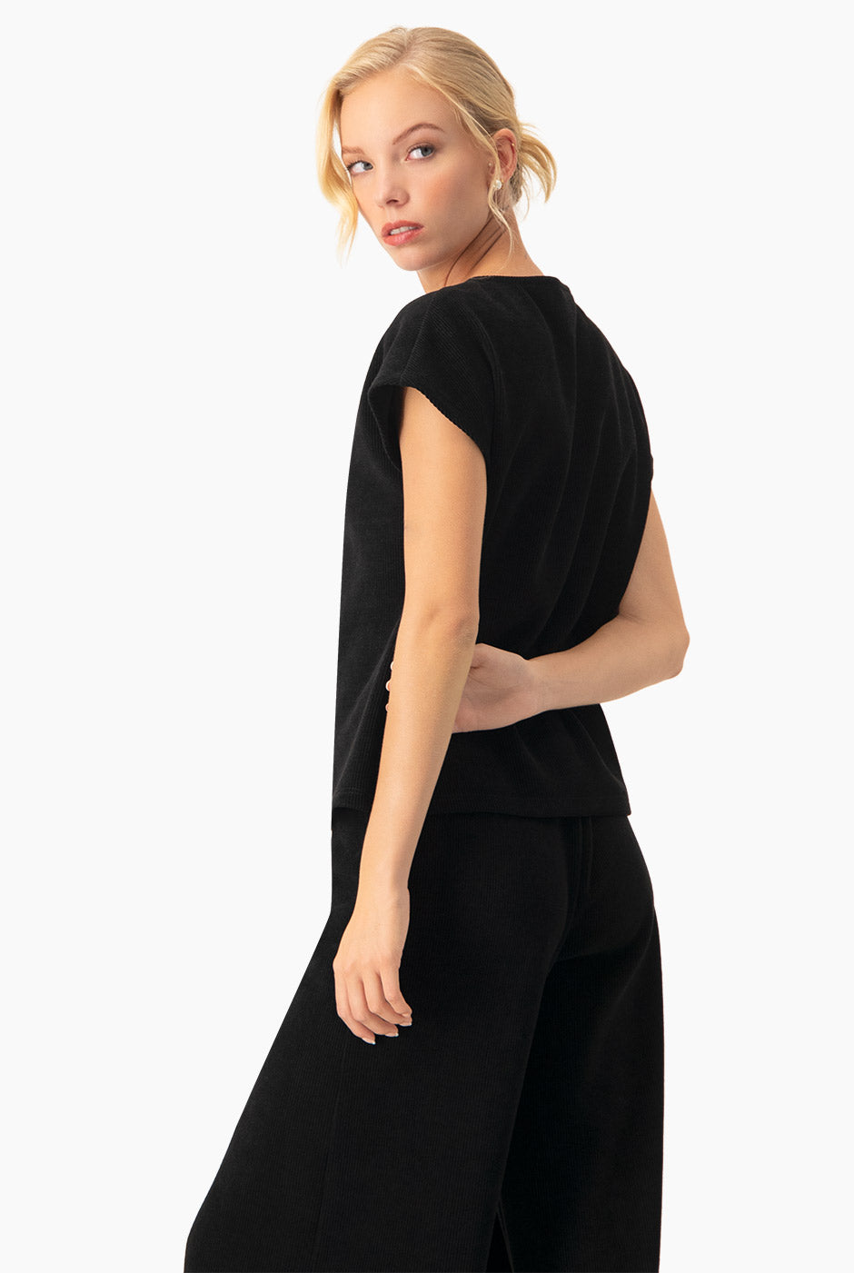 Blusa negra de hombro caído sin mangas