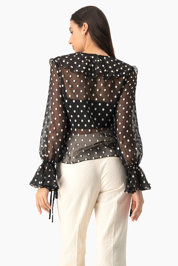 Blusa de lunares y escote en V