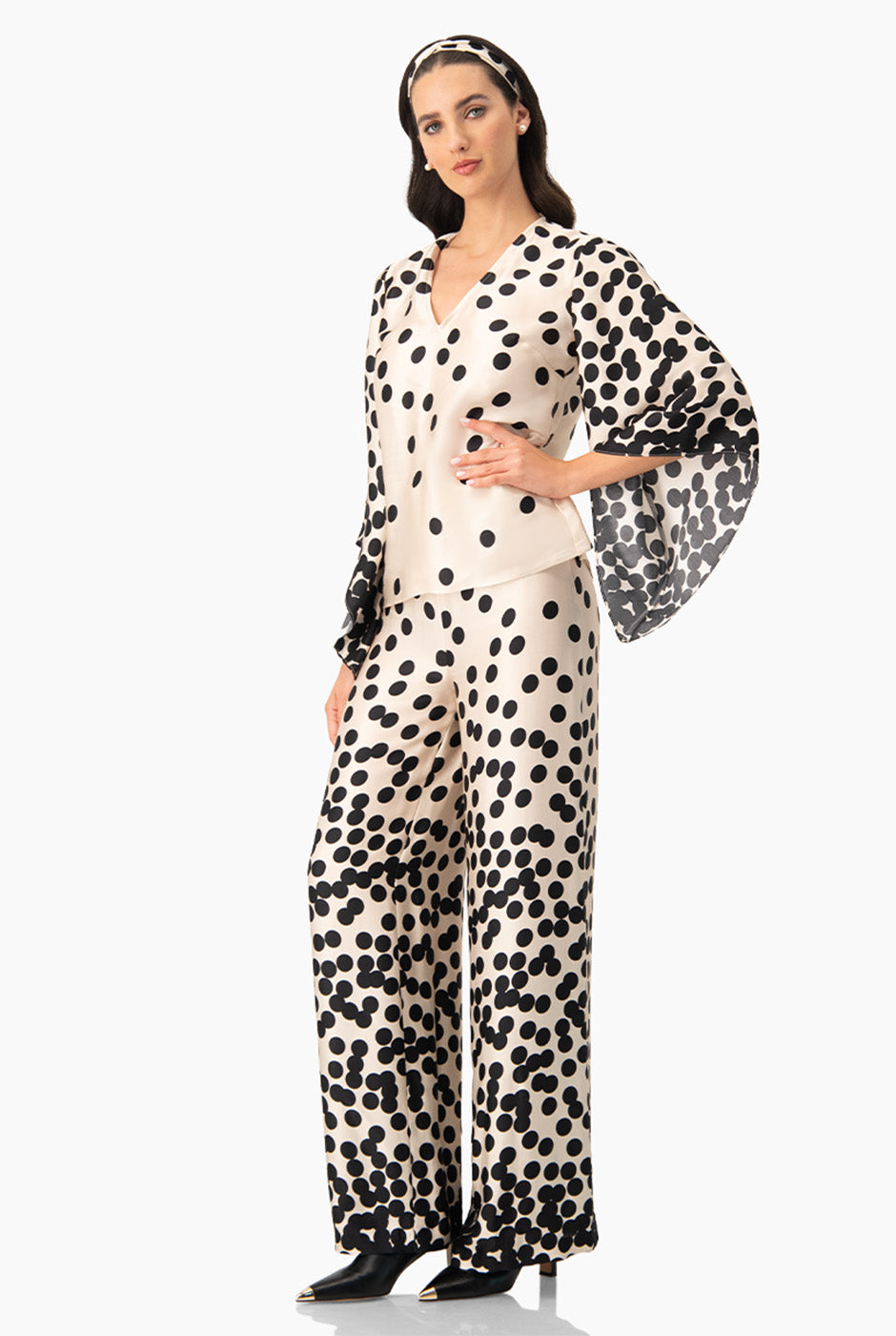 Blusa estampada de lunares con manga amplia y escote en V