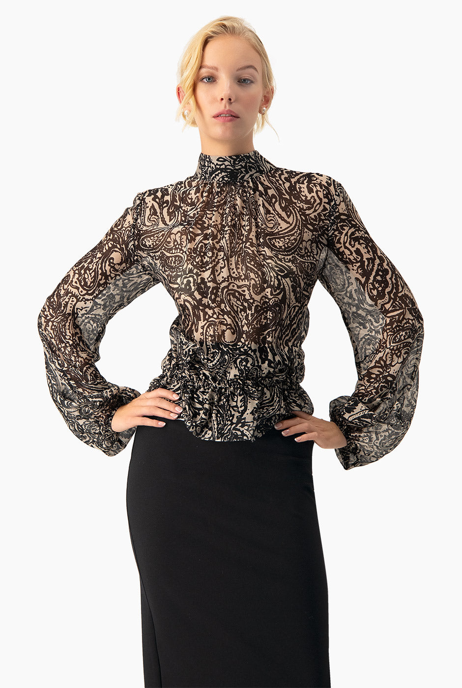 Blusa negra estampada de cuello alto y manga larga