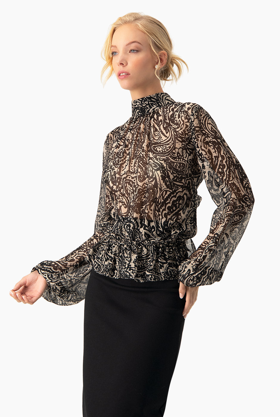 Blusa negra estampada de cuello alto y manga larga