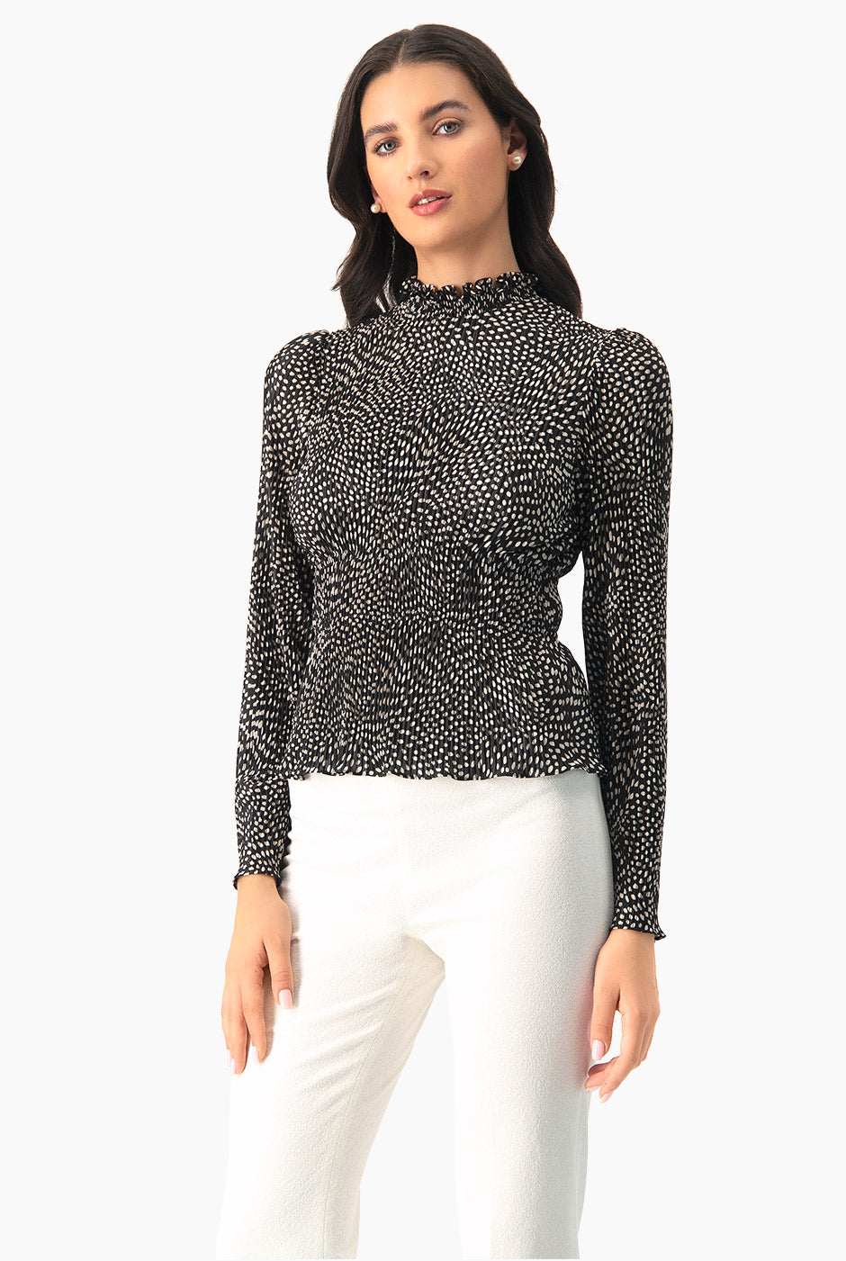 Blusa negra plisada con lunares blancos y cuello alto