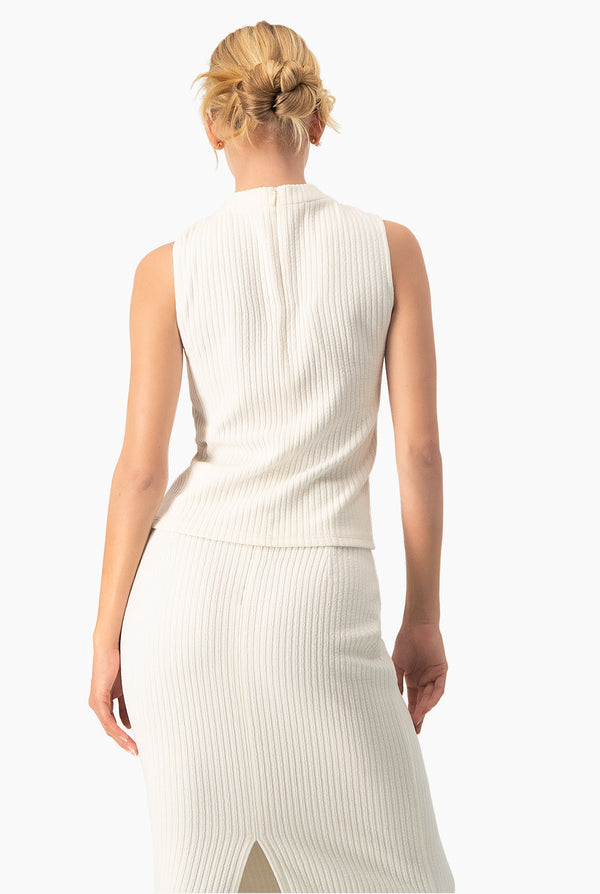 Top en tono natural sin mangas