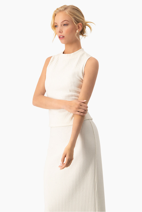 Top en tono natural sin mangas