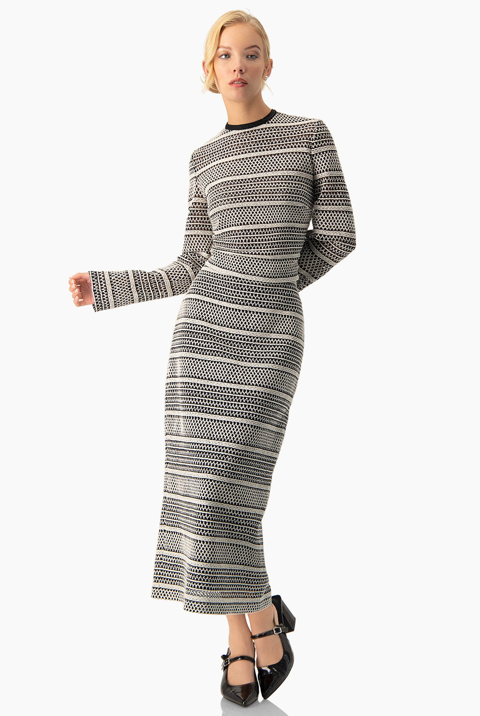 Top tejido corto negro con patrón geométrico y mangas largas