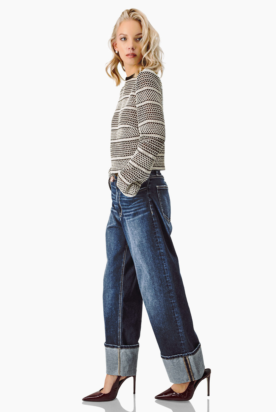 Top tejido corto negro con patrón geométrico y mangas largas