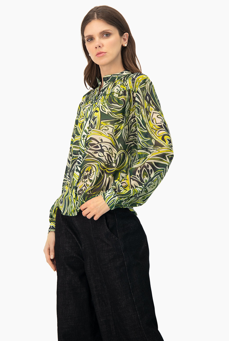 Blusa estampada verde de manga larga y botones frontales