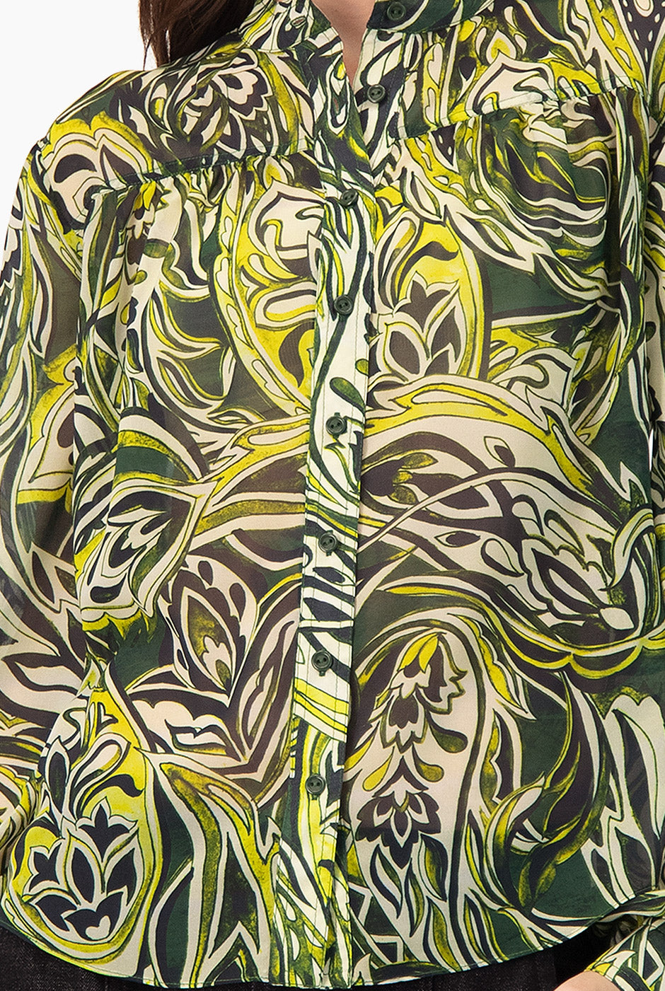 Blusa estampada verde de manga larga y botones frontales