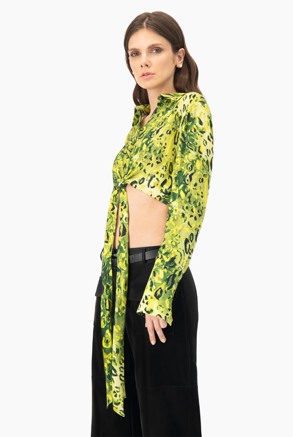 Blusa verde con estampado abstracto y nudo frontal