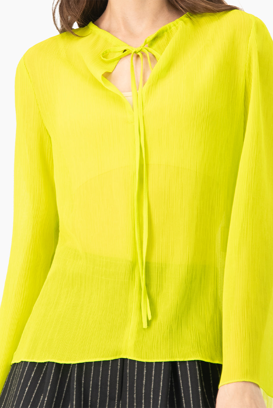 Blusa larga verde con escote en V y mangas largas