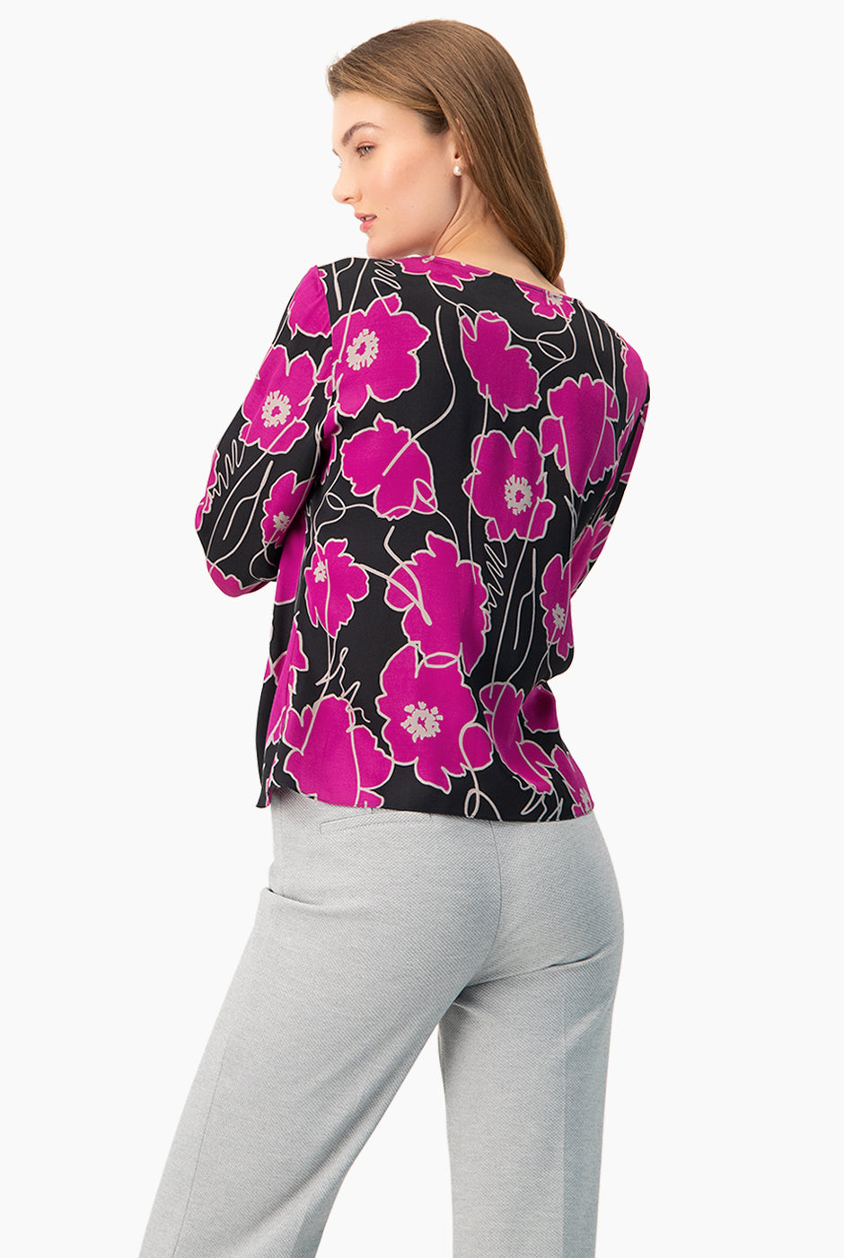 Blusa fucsia con estampado floral y escote en V