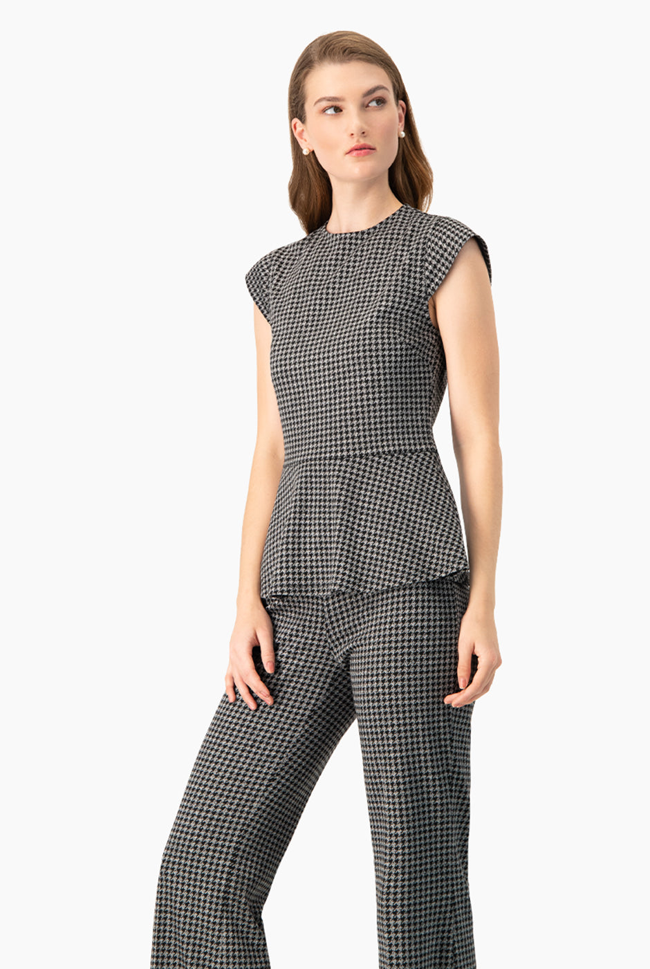 Blusa peplum negra con estampado elegante y manga tipo cap