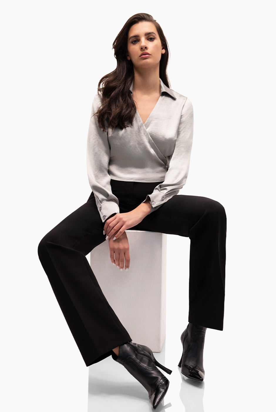 Blusa cruzada gris con escote en V y lazo lateral