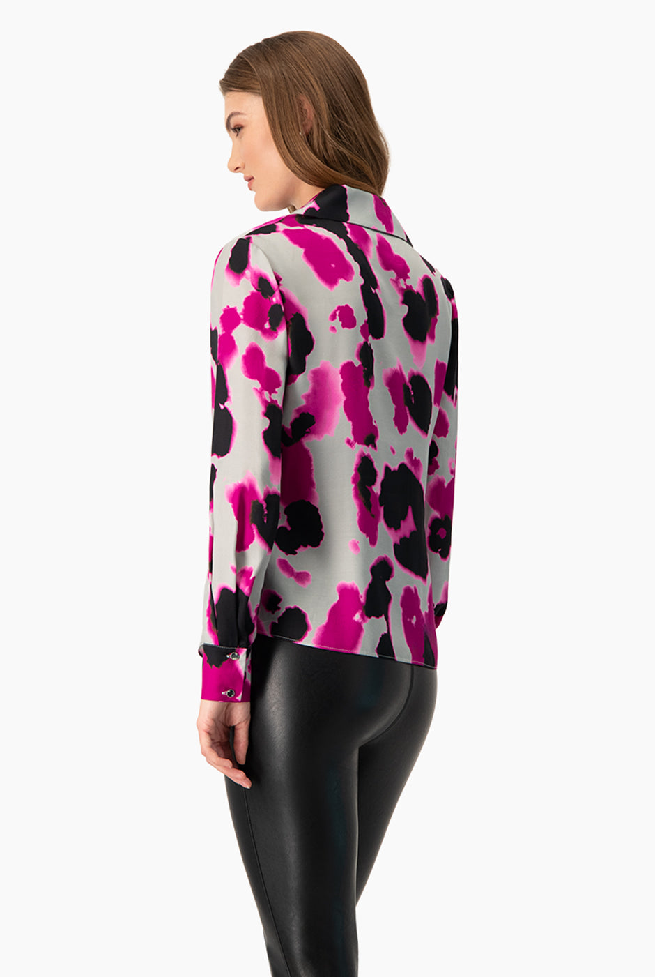 Blusa multicolor con escote en V y estampado abstracto