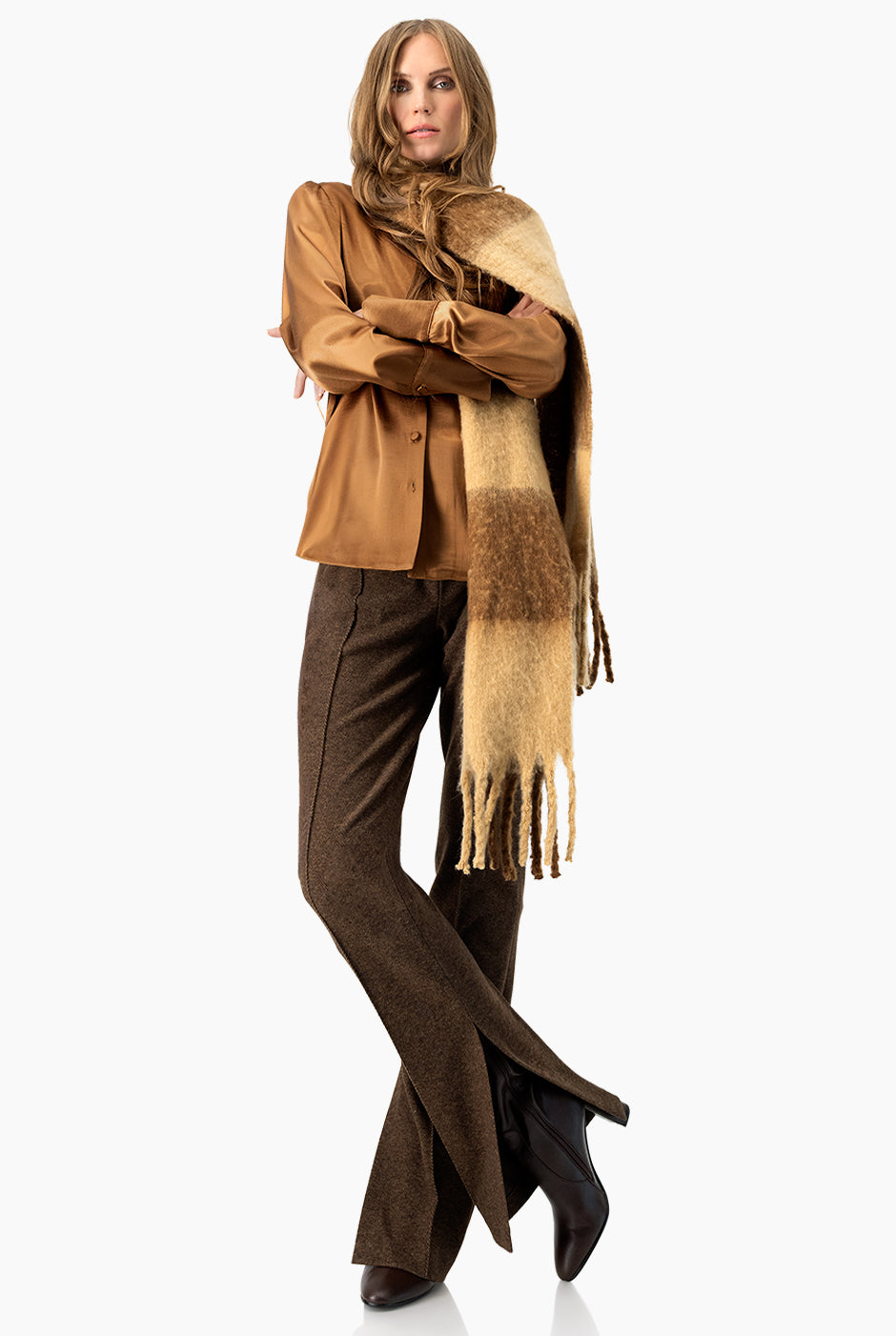 Blusa satinada café de manga larga con botones