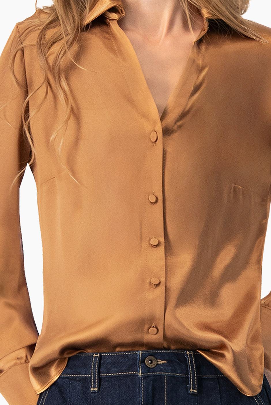 Blusa satinada café de manga larga con botones