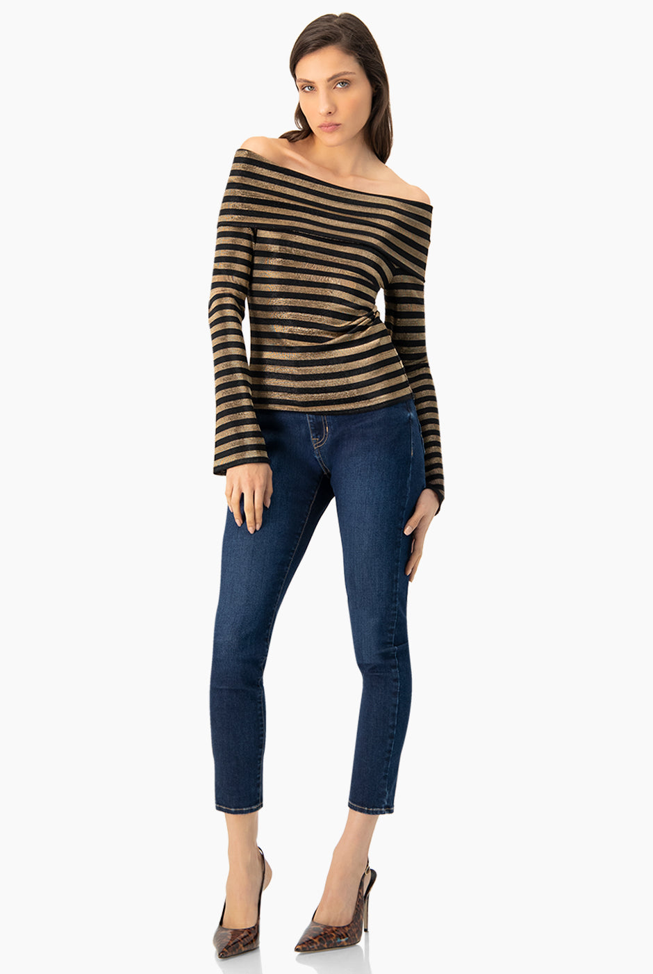 Blusa negra de escote bardot con rayas horizontales