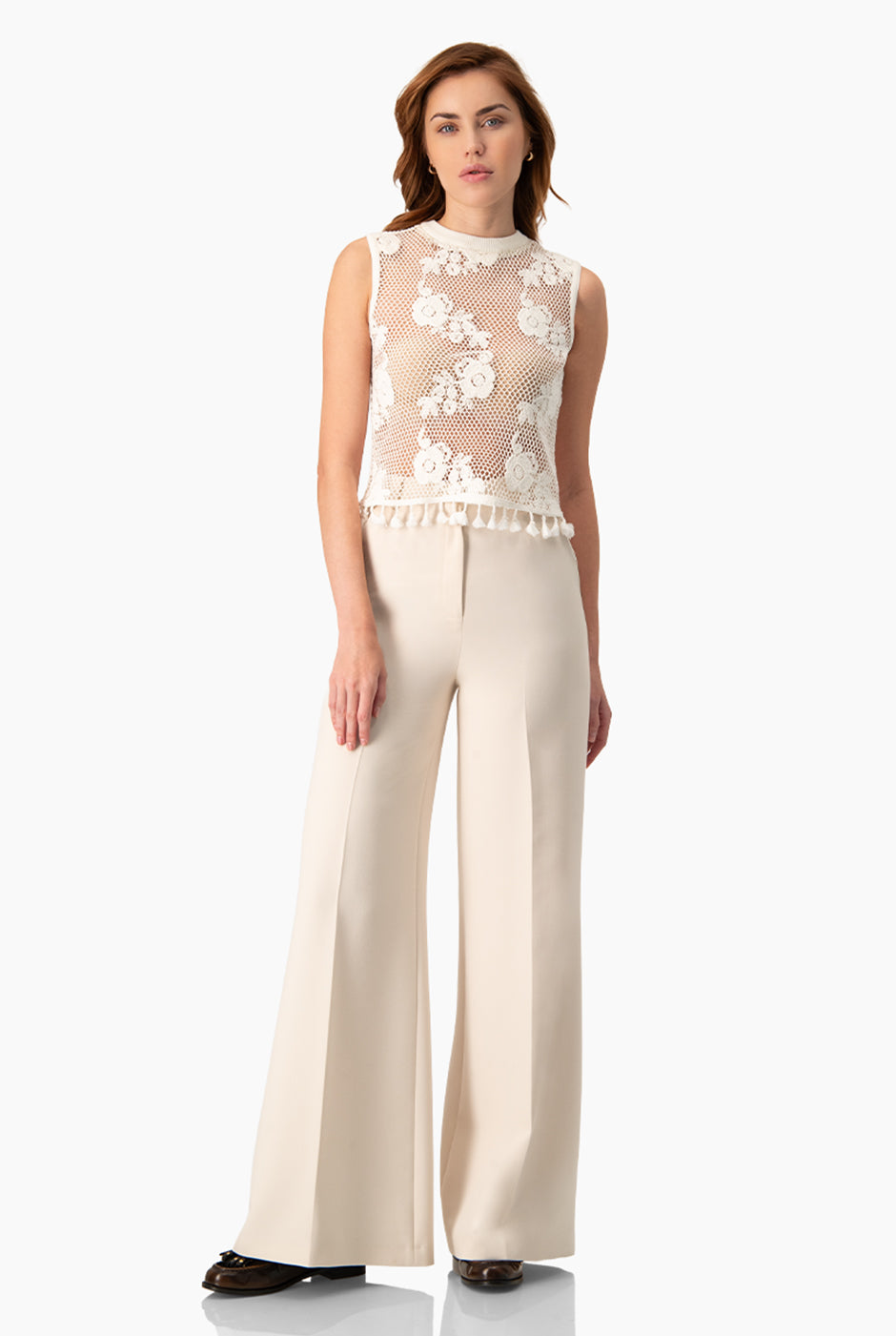 Blusa marfil recta tejida sin mangas con flecos en el bajo