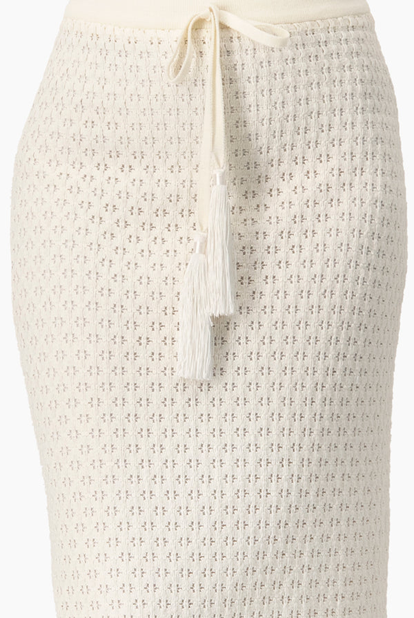 Falda midi y abertura trasera