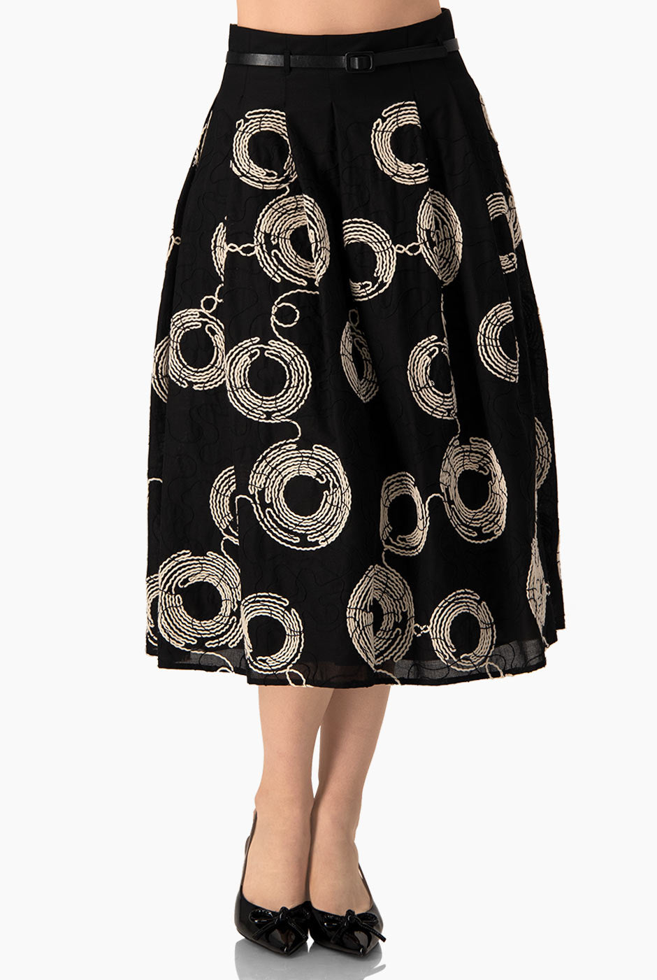 Falda midi negra bordada con cinturón delgado