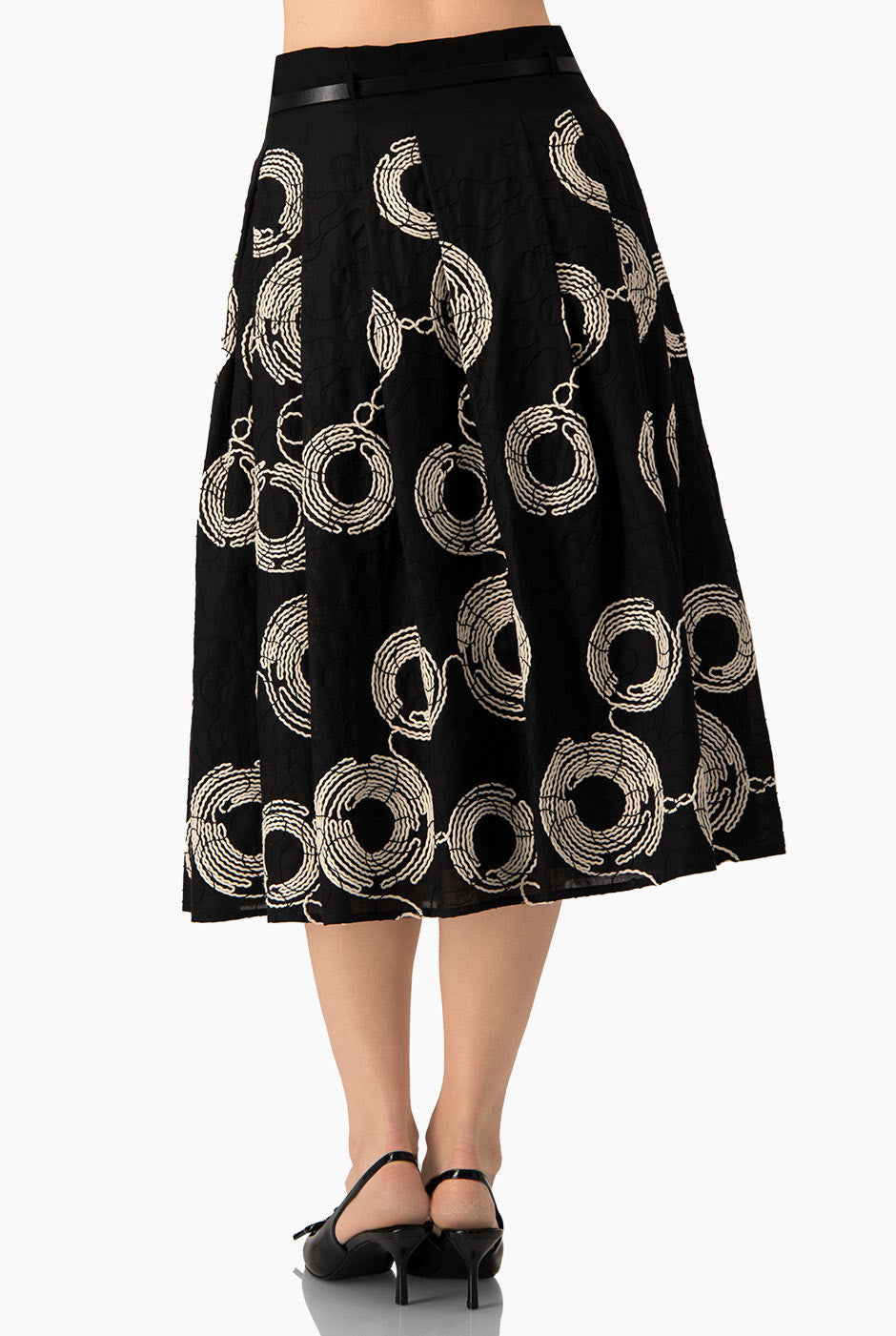 Falda midi negra bordada con cinturón delgado