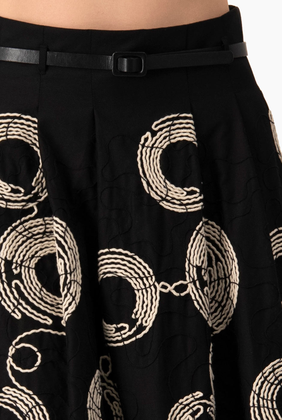 Falda midi negra bordada con cinturón delgado