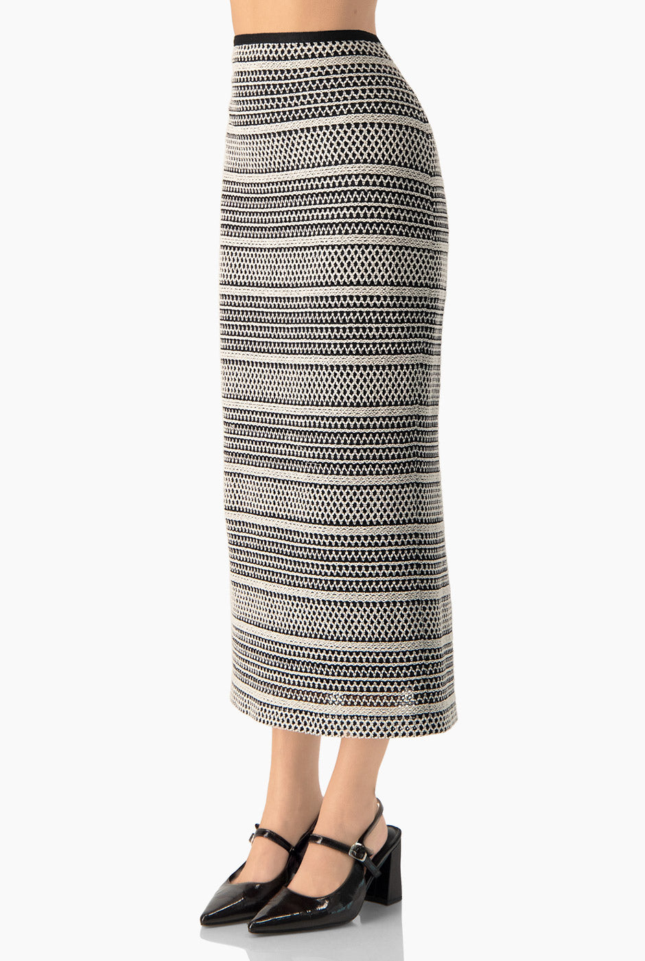 Falda midi negra ajustada con estampado geométrico y abertura trasera
