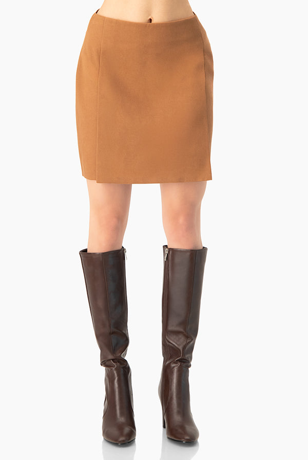 Falda corta en tono cafe