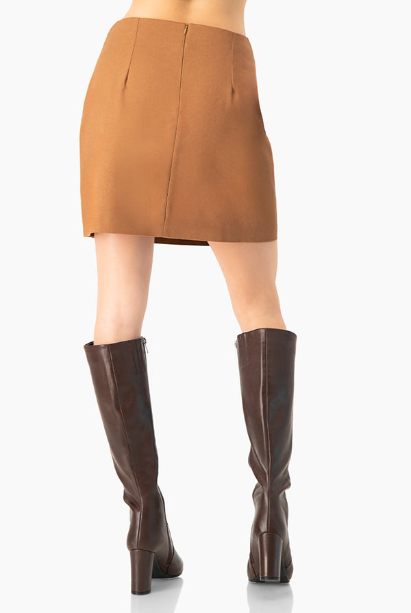 Falda corta en tono cafe
