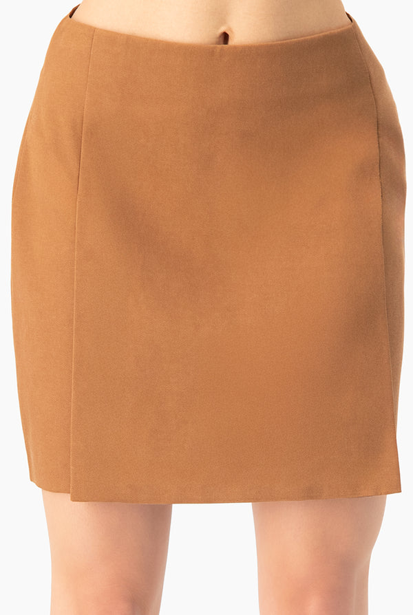 Falda corta en tono cafe