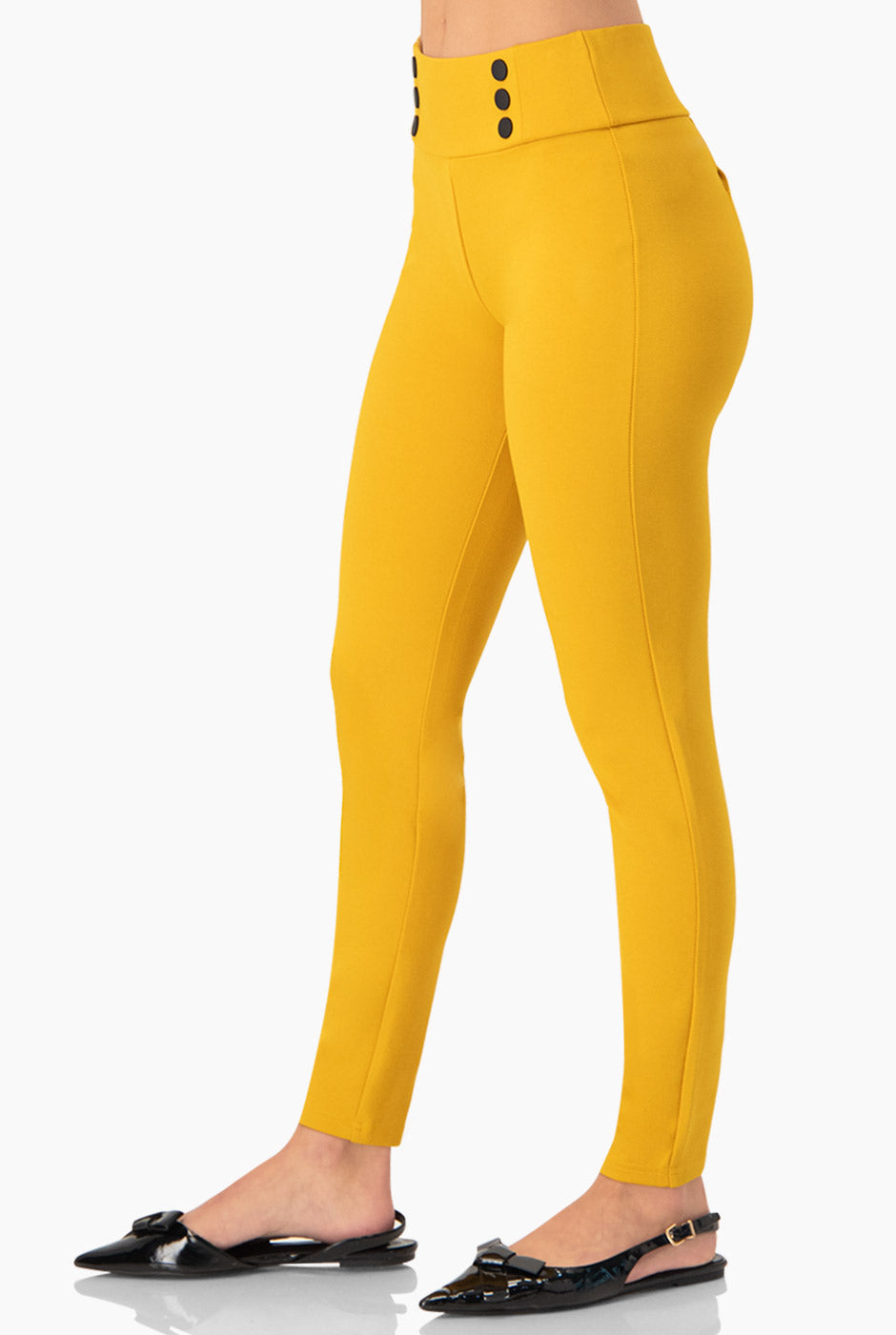 Pantalón slim amarillo con botones decorativos en la cintura