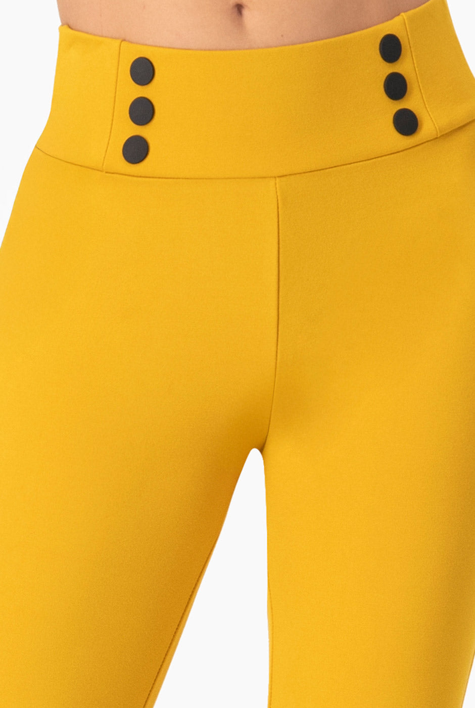 Pantalón slim amarillo con botones decorativos en la cintura