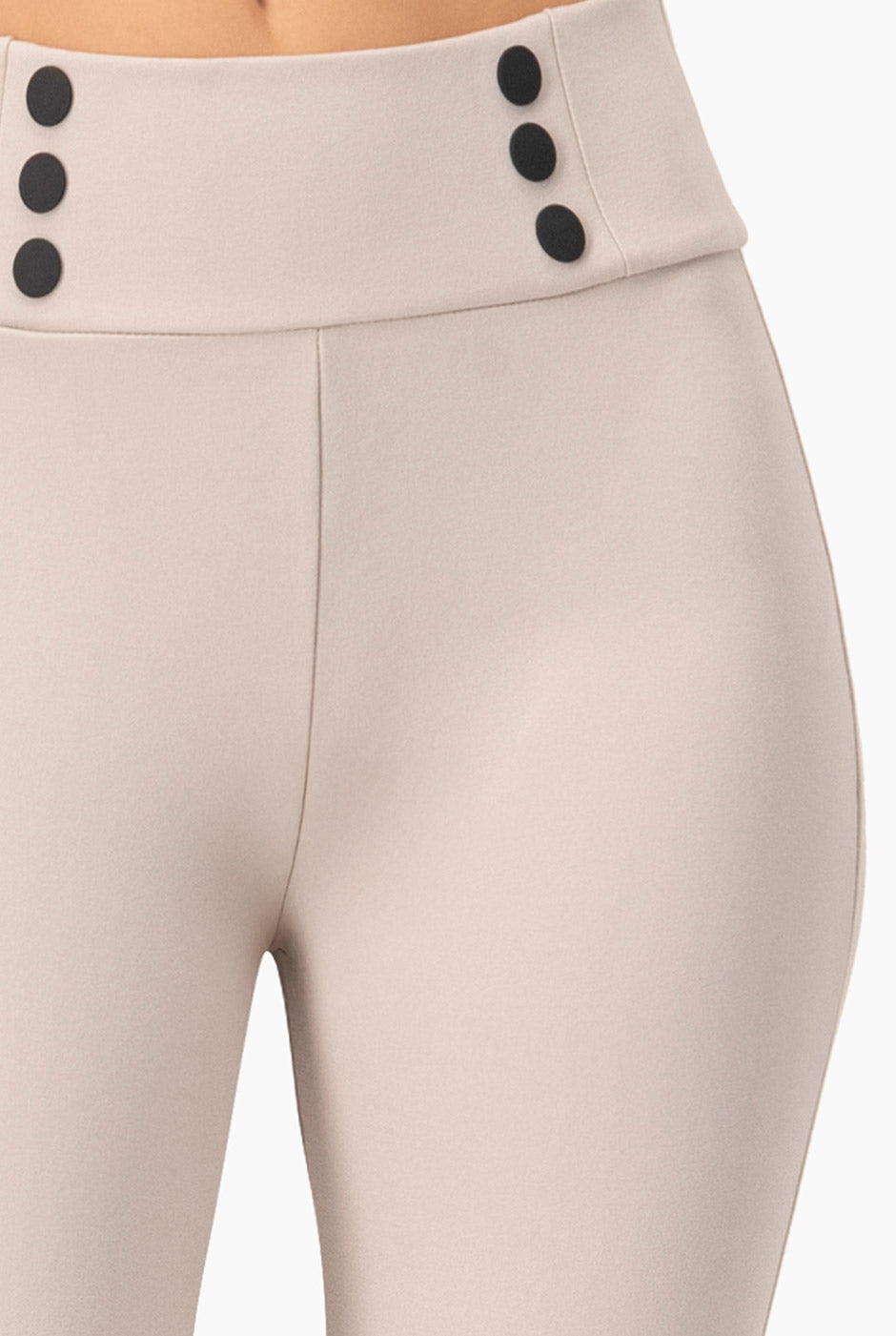 Pantalón Slim Beige con Botones Decorativos