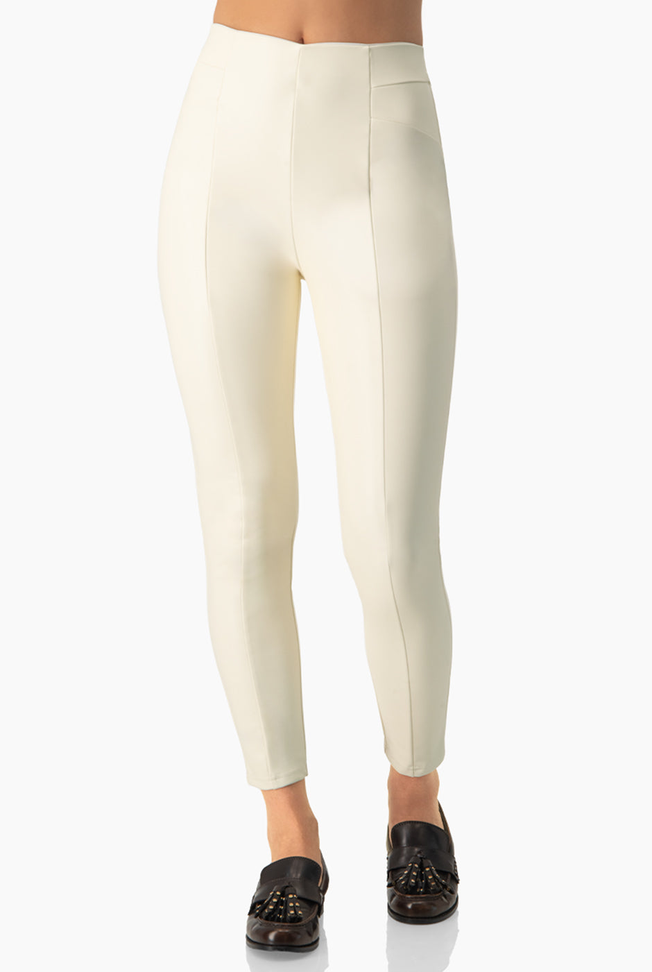 Pantalón slim de ecopiel hueso con cortes en pretina