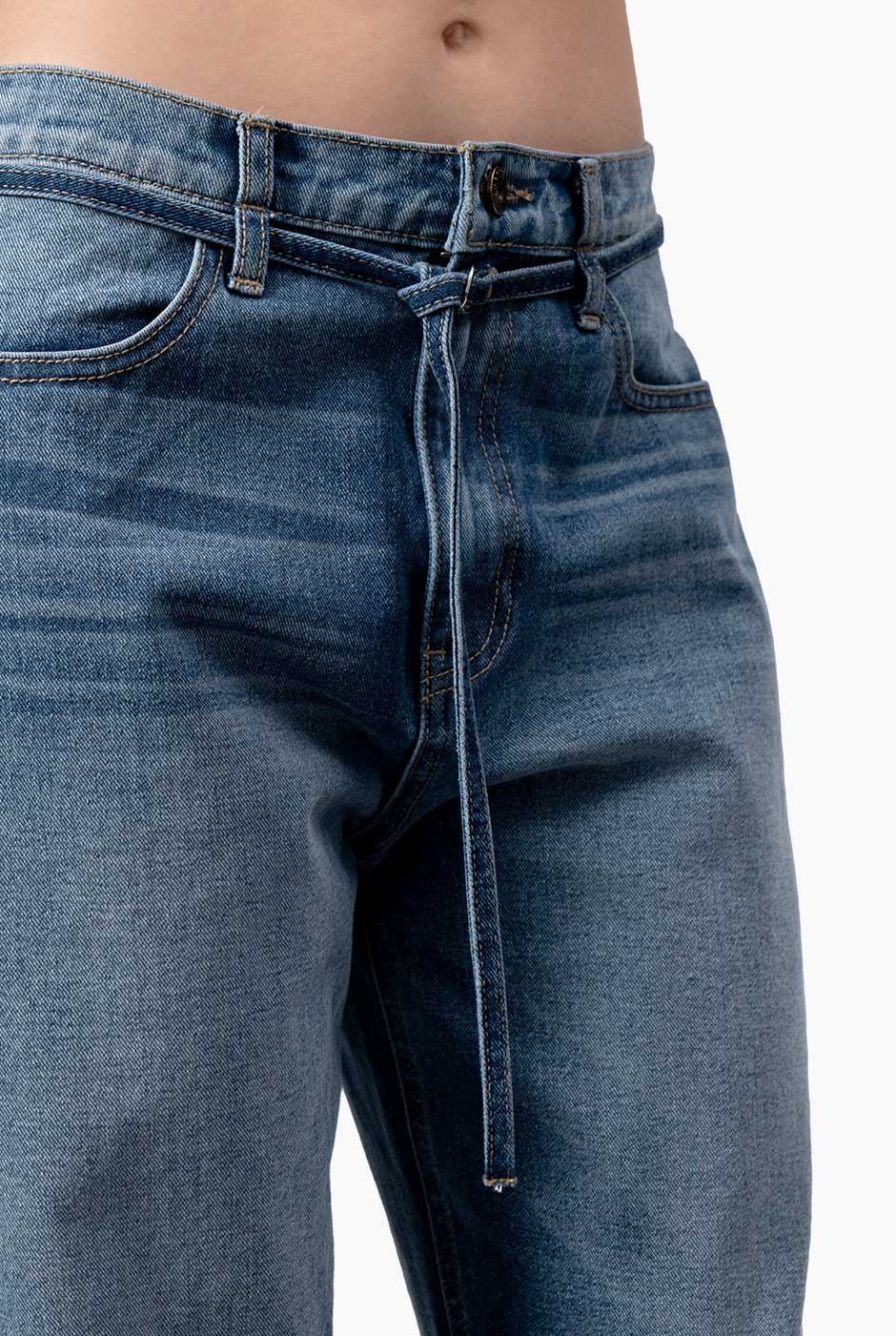 Jeans denim recto azul con botón y bolsillos