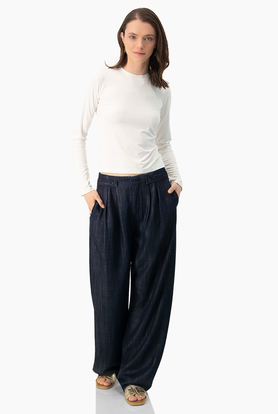 Jeans amplios azul marino con botones en pretina