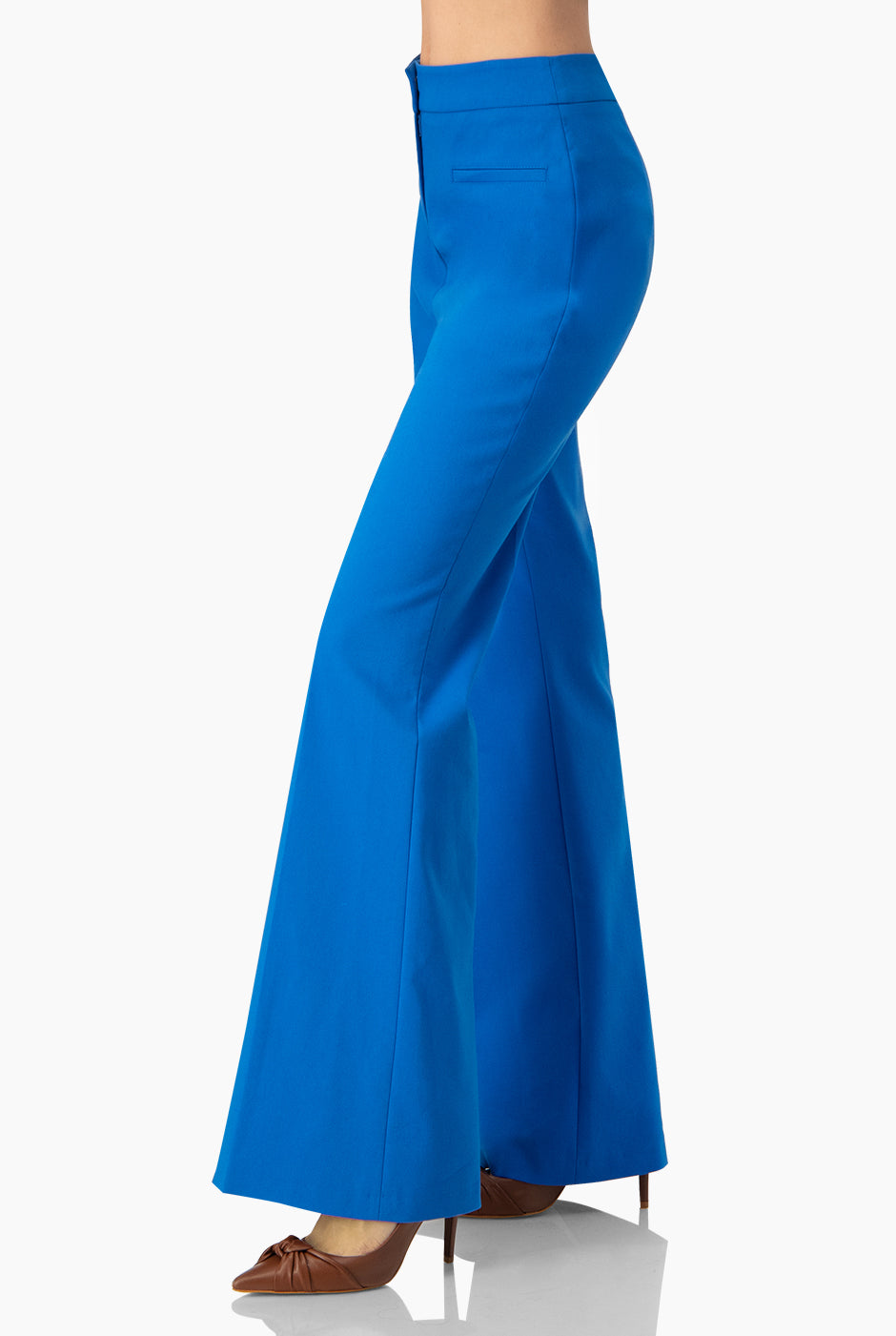 Pantalón campana azul con bolsillos simulados