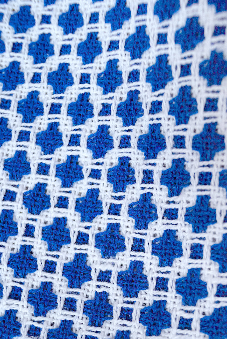 Short sastreado azul con botón frontal y estampado geométrico