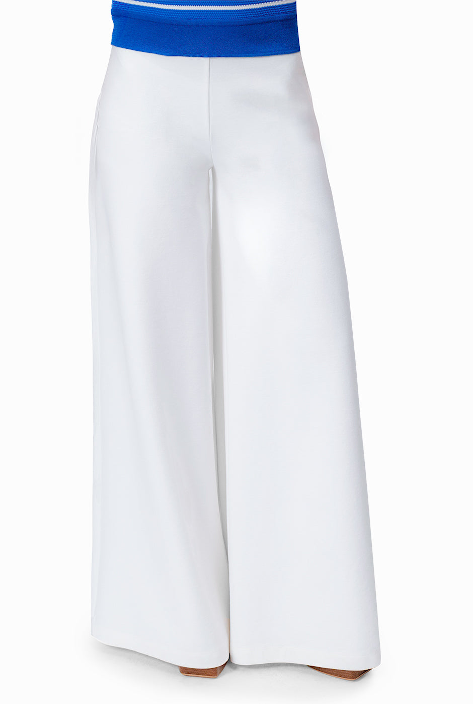 Pantalón liso natural con pierna amplia y cintura azul