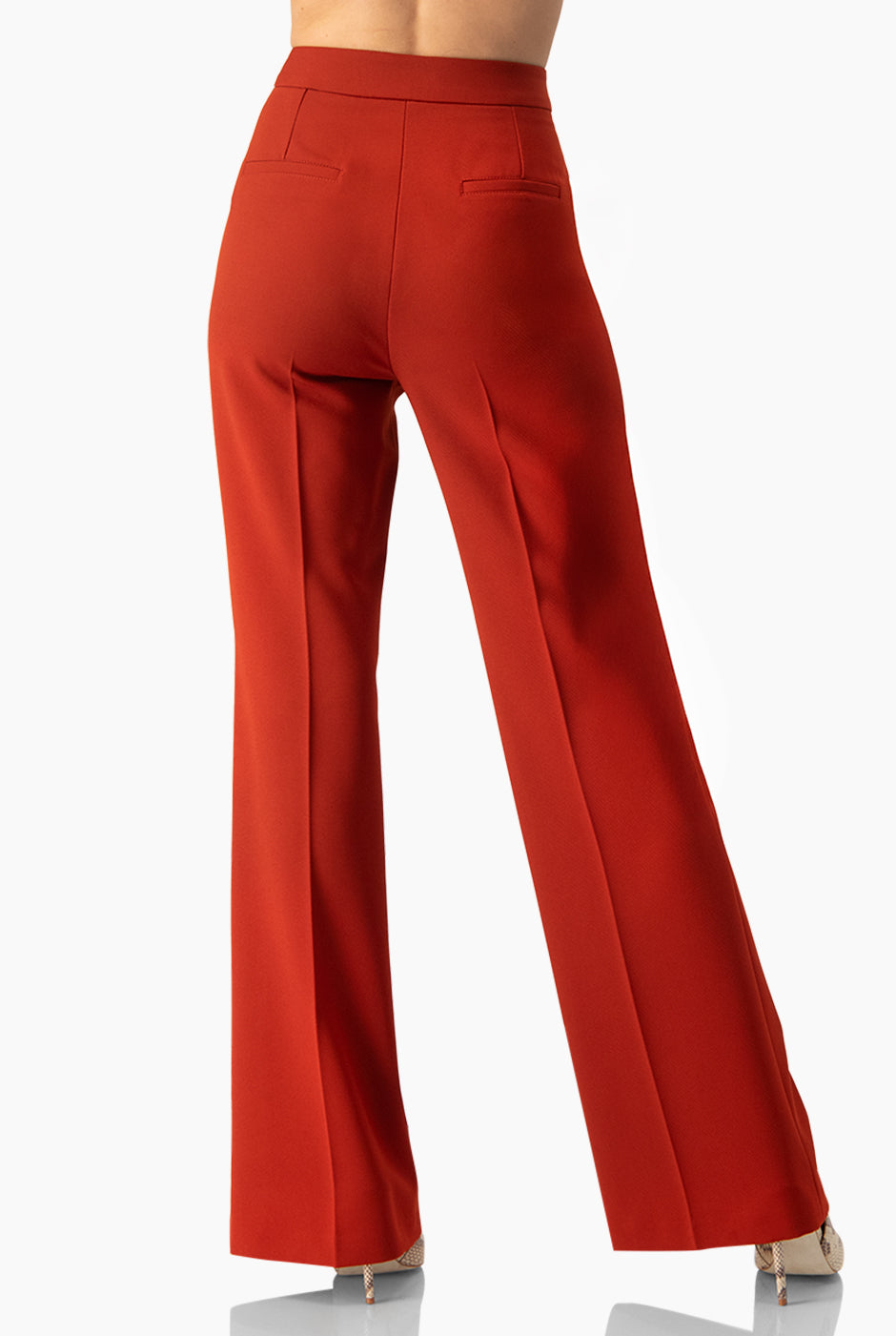 Pantalón rojo semi acampanado con bolsillos traseros simulados