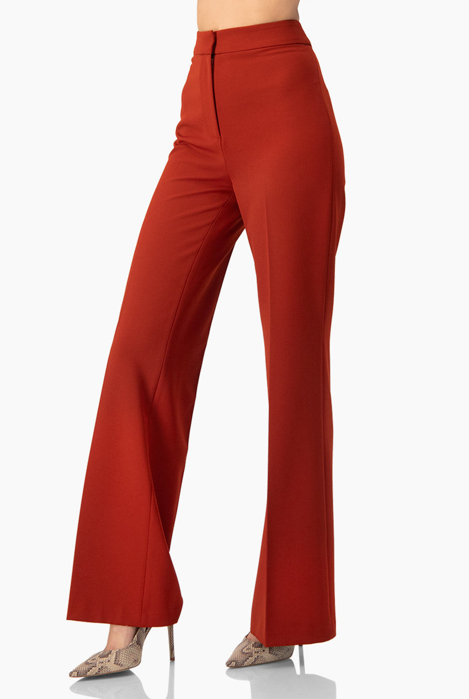 Pantalón rojo semi acampanado con bolsillos traseros simulados